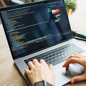 Seguridad den el puesto de trabajo Seguridad en el puesto de trabajo con protección de datos en la nube, cifrado de información y medidas de ciberseguridad en entorno laboral digital. Formación en ciberseguridad
