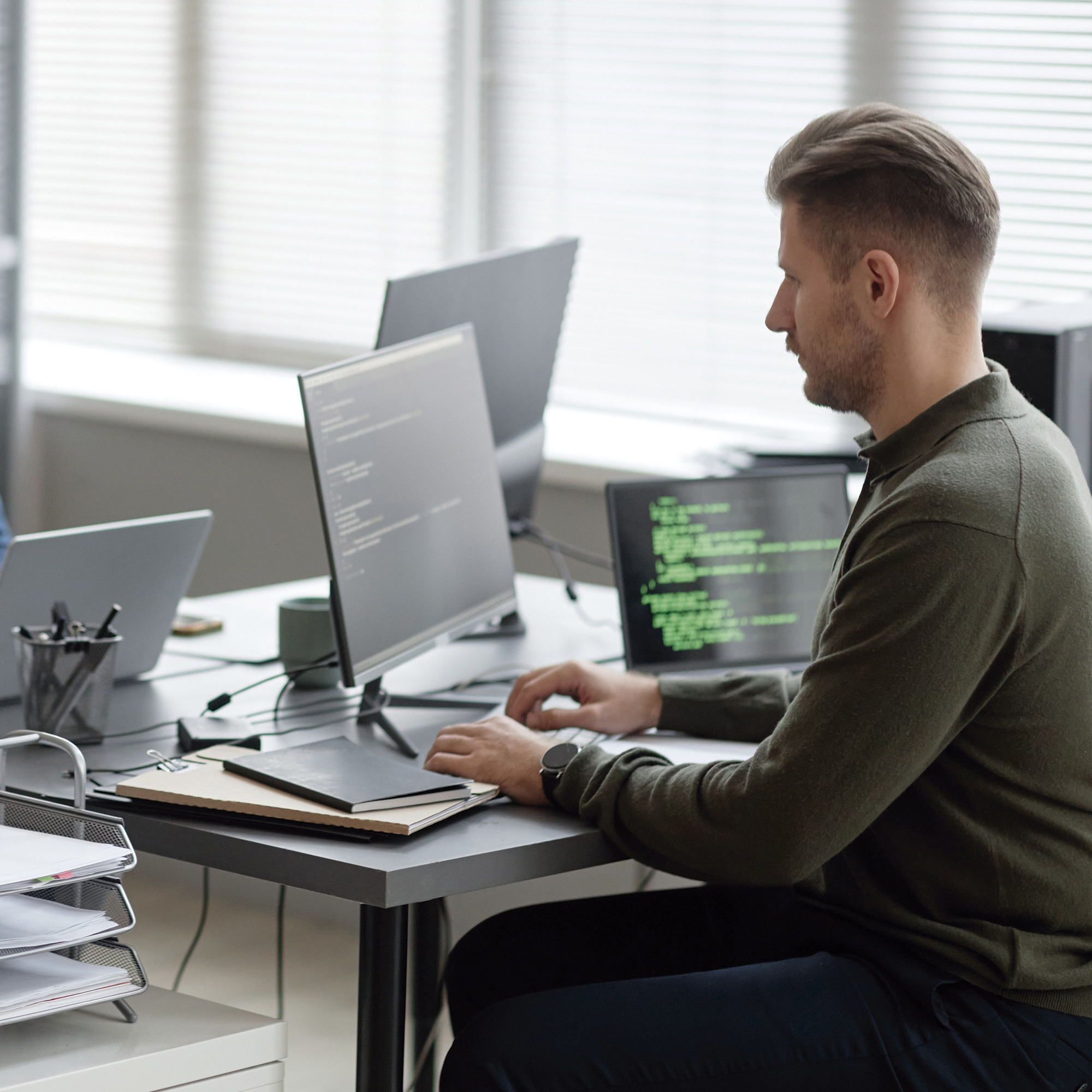 Servicio de CISO externo gestionando la seguridad de la información, análisis de riesgos y cumplimiento normativo desde entorno corporativo con monitoreo de sistemas.