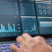 cibercrimen_Servicio SOC 24/7 con monitoreo continuo de seguridad y análisis de eventos en tiempo real desde panel de control digital.