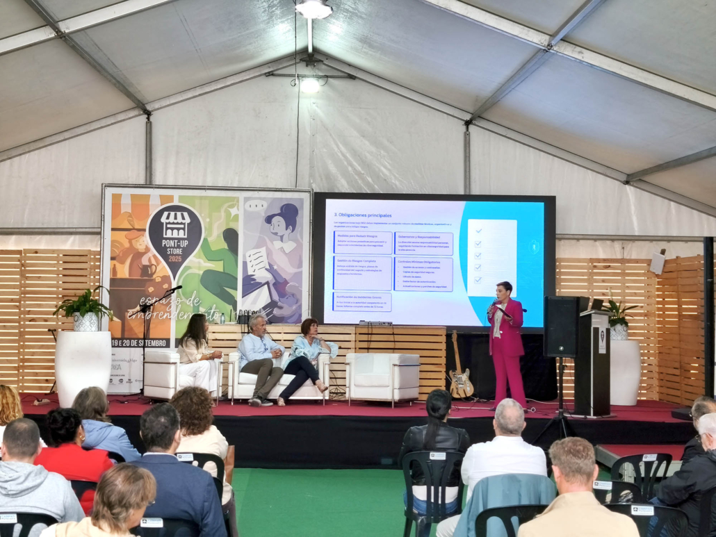 Equipo de DataDefend presentando en la feria de Galicia