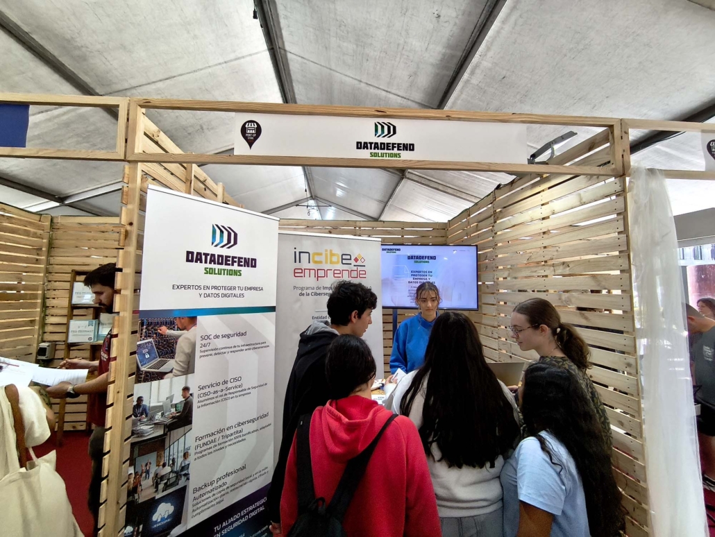 DataDefend dando a conocer sus servicios de ciberseguridad en la feria de Galicia