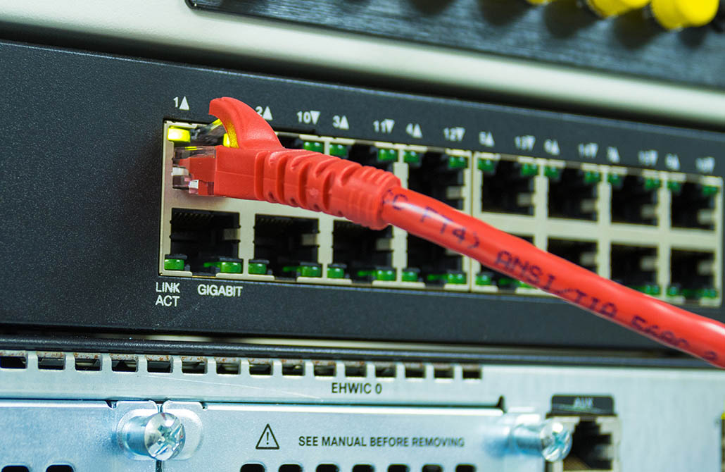 Conexiones digitales representando la protección integral de ciberataques a pymes