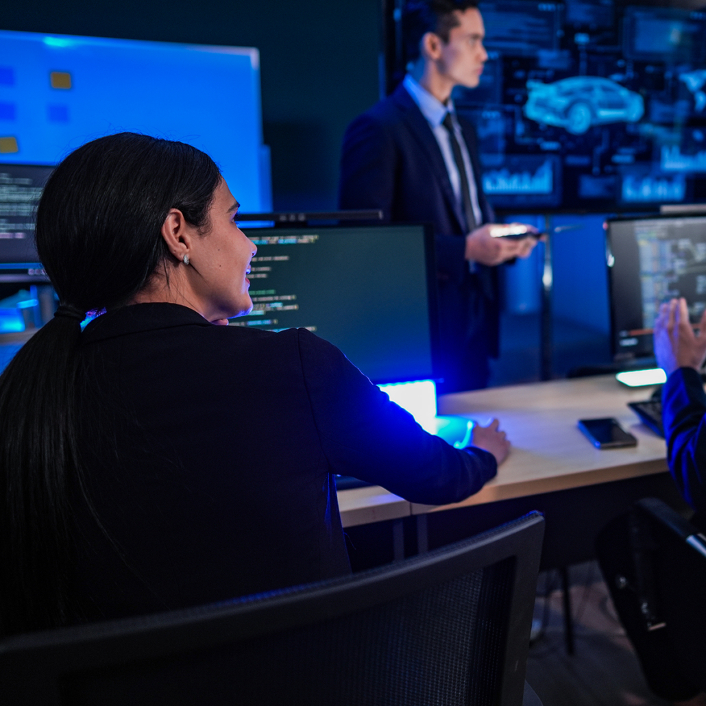soc 24/7 ciberseguridad Servicio SOC 24/7 con especialista monitorizando servidores y sistemas en centro de datos para detección y respuesta ante incidentes de ciberseguridad.