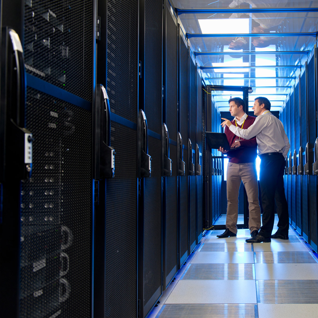 Servicio SOC 24/7 con especialista monitorizando servidores y sistemas en centro de datos para detección y respuesta ante incidentes de ciberseguridad.
