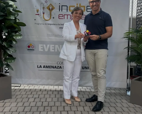 https://datadefendsolutions.com/wp-content/uploads/2026/08/DataDefend-Solutions-reconocida-por-INCIBE_judit-y-sergio.webp?v=202608090423