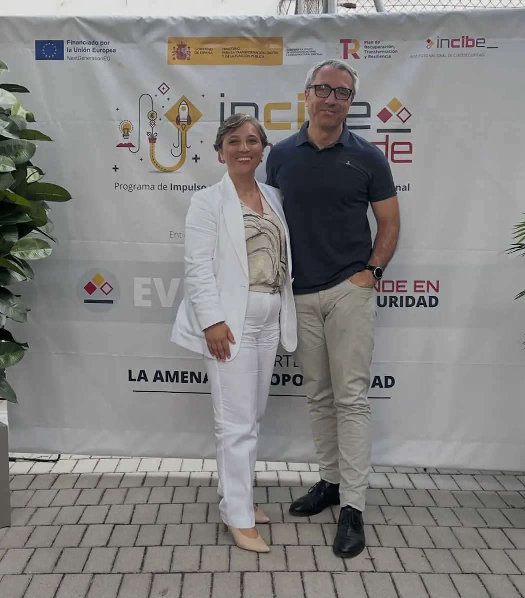 Judit Meiriño y Sergio González, fundadores de DataDefend Solutions, recogiendo el reconocimiento de INCIBE Emprende